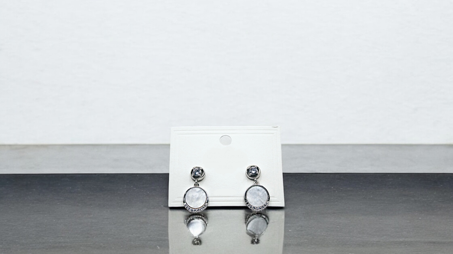 ROUND EARRING WITH STONE