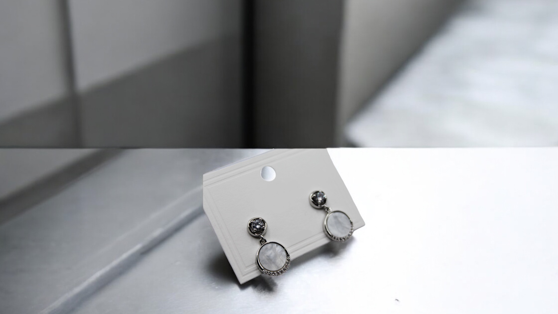 ROUND EARRING WITH STONE - Image 2